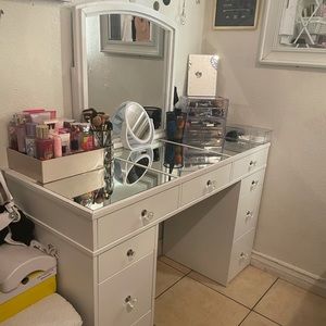 MAKEUP VANITY